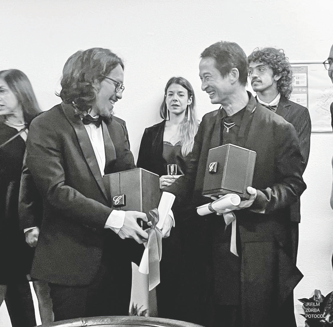 Viên gạch nối giữa hai thế hệ Viên gạch nối giữa hai thế hệ