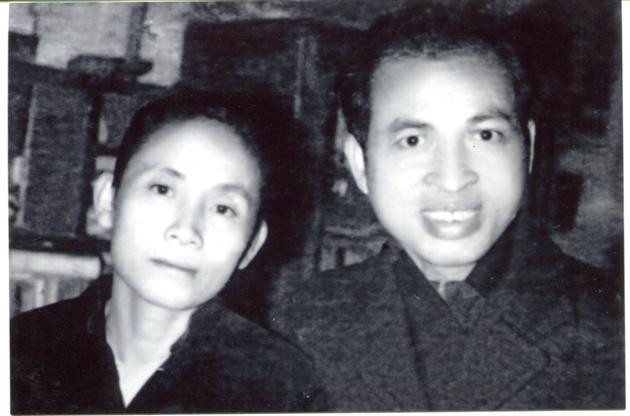 Nhà thơ Hoàng Trung Thông (bìa phải) khi còn trẻ Nhà thơ Hoàng Trung Thông (bìa phải) khi còn trẻ