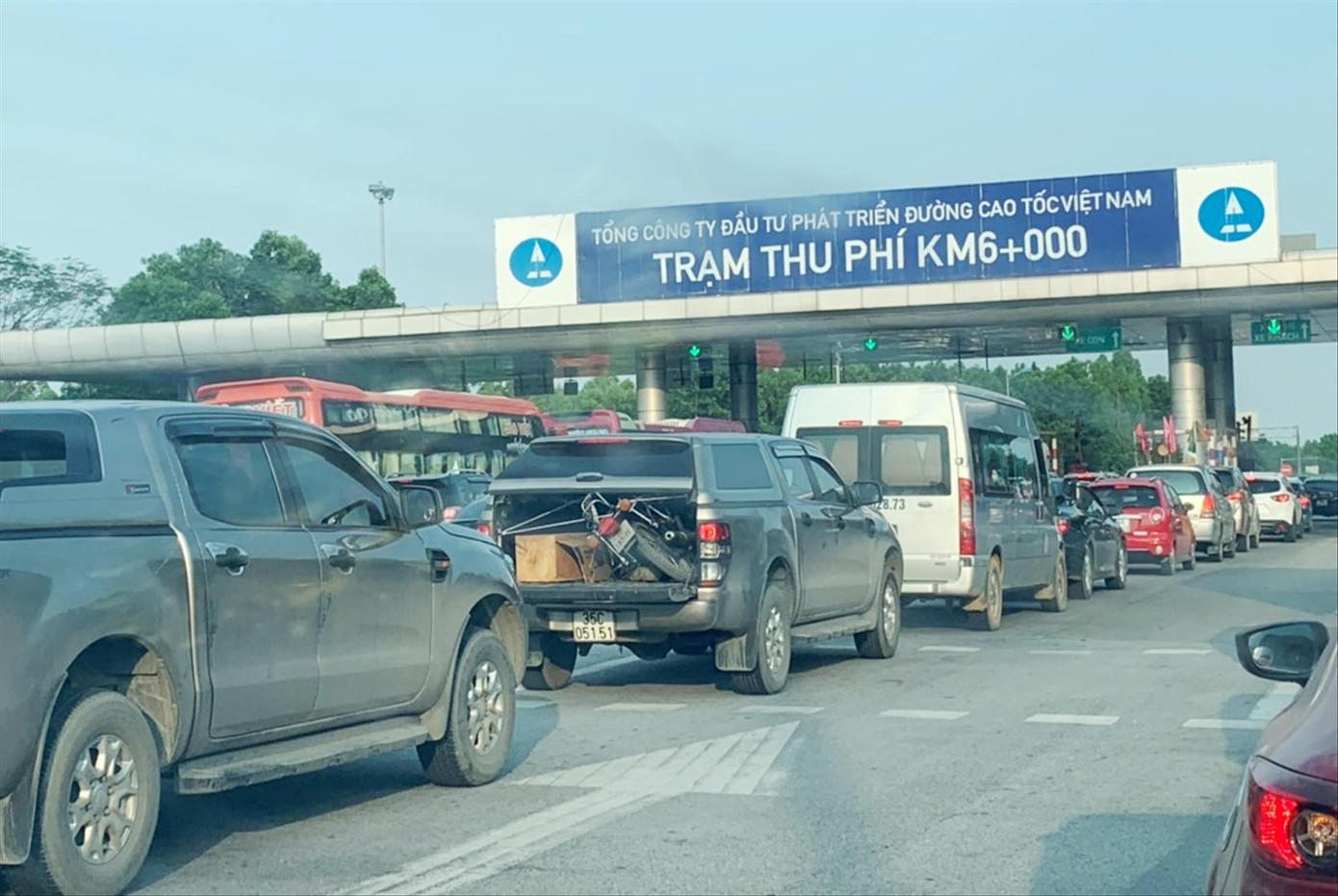 Xe xếp hàng dài trả phí tiền mặt qua trạm thu phí Nội Bài – Lào Cai dịp 30/4-1/5. Xe xếp hàng dài trả phí tiền mặt qua trạm thu phí Nội Bài – Lào Cai dịp 30/4-1/5.