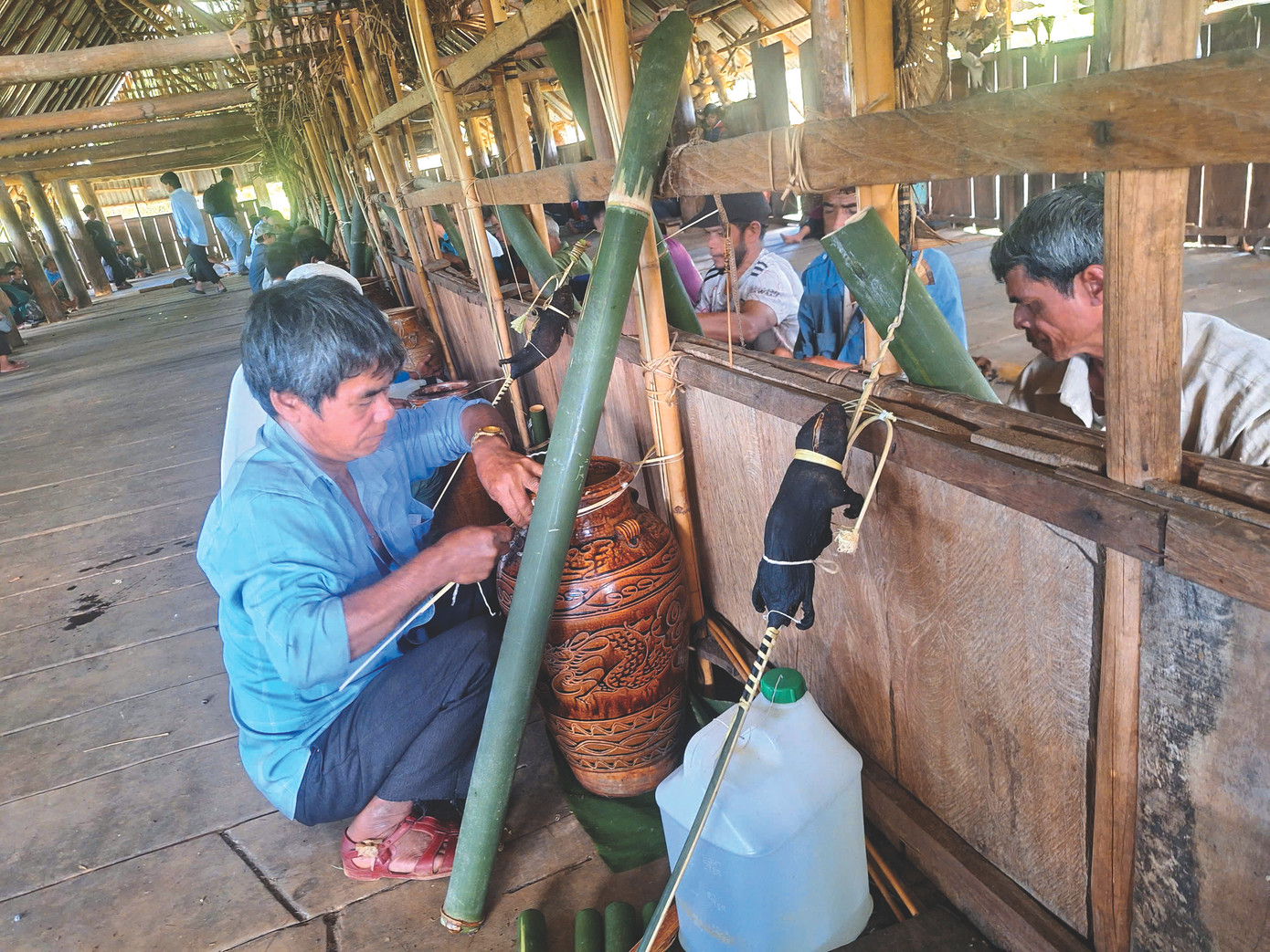 Người dân làng Kon Ktonh chuẩn bị làm lễ Người dân làng Kon Ktonh chuẩn bị làm lễ