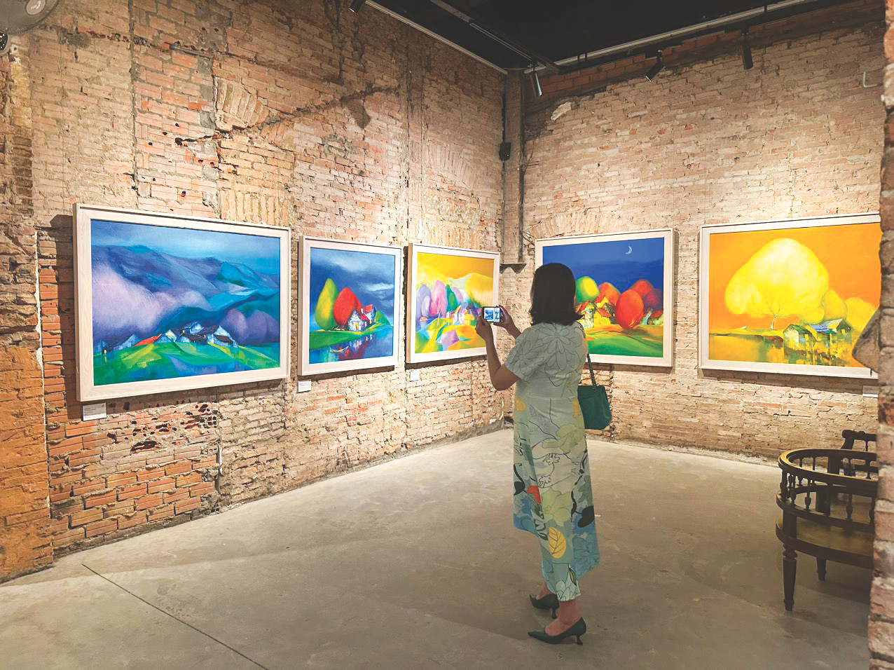 Nhà sưu tập Phùng Thị Thu Thủy tại triển lãm “Thu Phong”