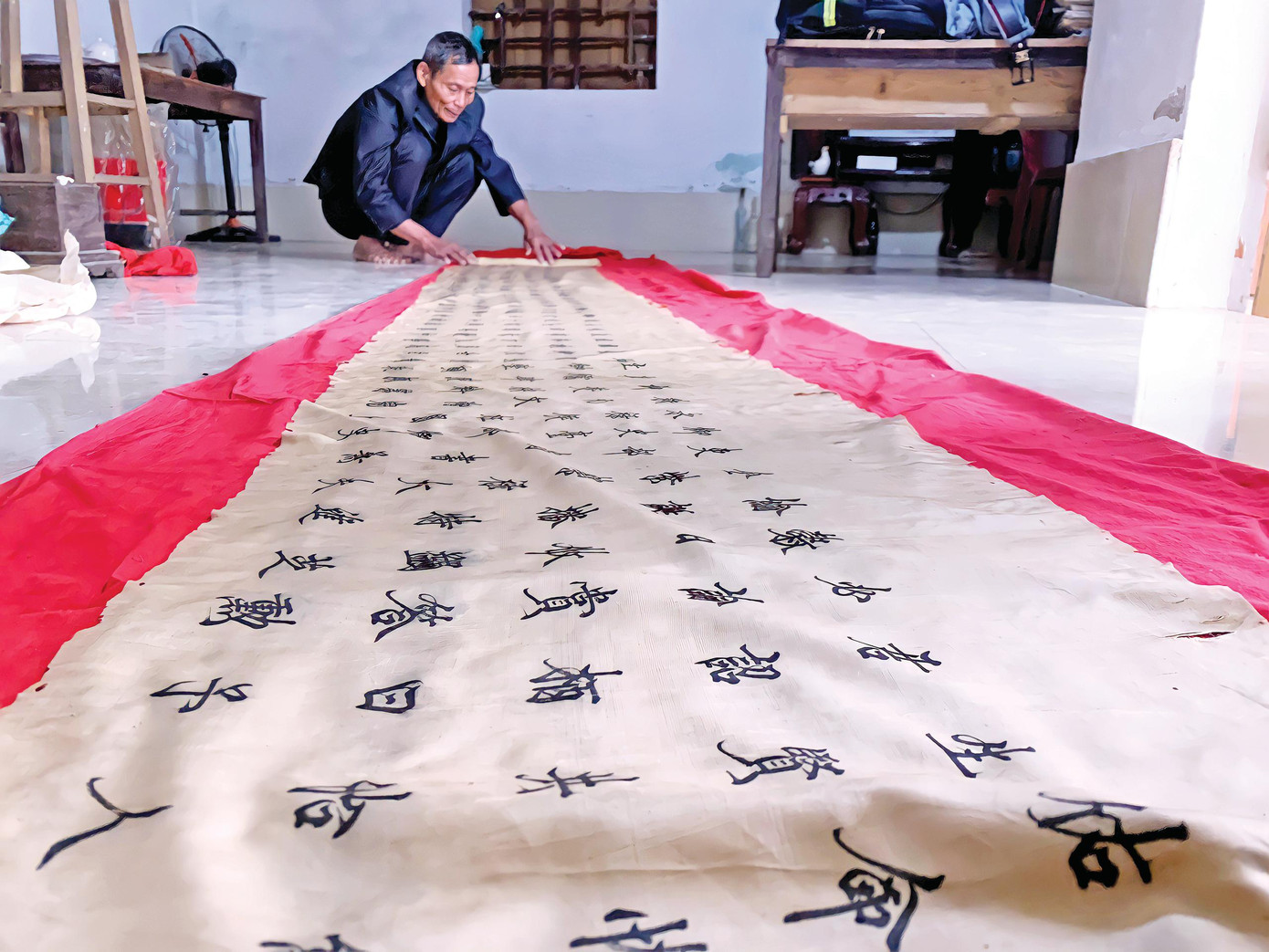 Cận cảnh sắc phong lụa gấm dài nhất Việt Nam