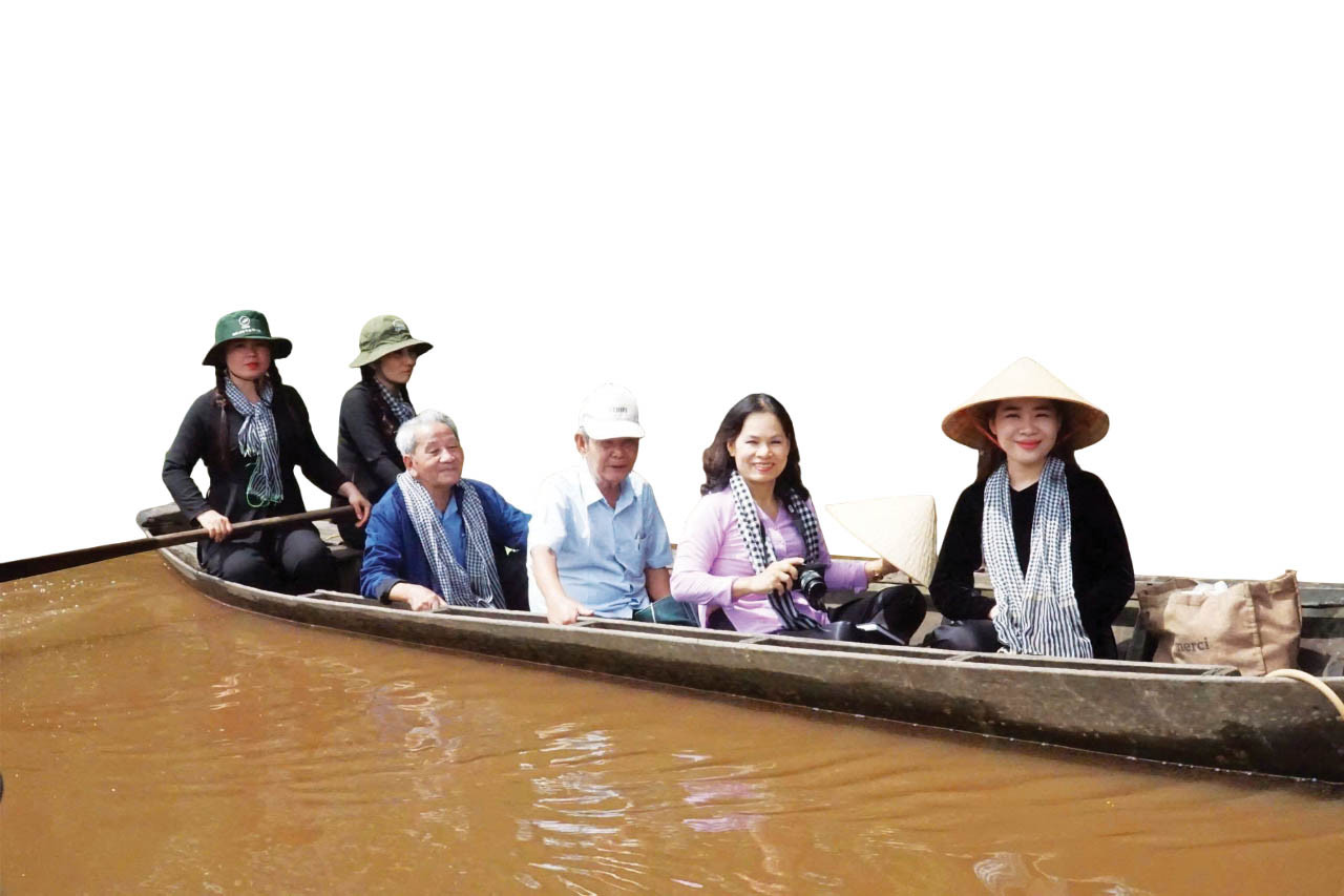 Nhà thơ Hoài Vũ (thứ 3 từ trái qua) trong chuyến về thăm Long An