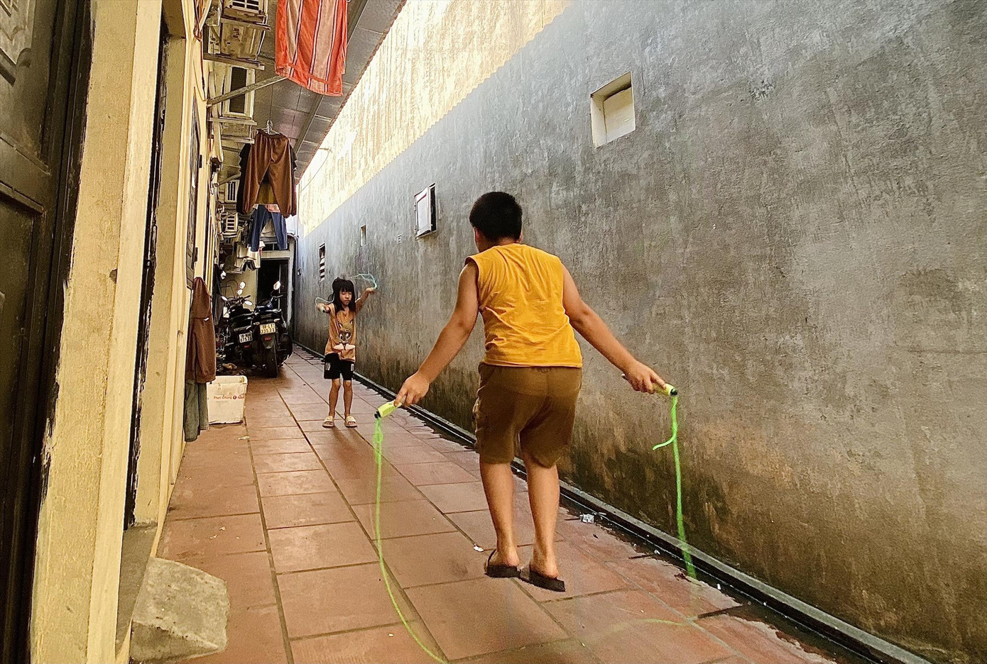 Con trai chị Nguyễn Hạnh Mai (quê ở Phú Thọ) đang chơi nhảy dây ở không gian hành lang của dãy trọ Con trai chị Nguyễn Hạnh Mai (quê ở Phú Thọ) đang chơi nhảy dây ở không gian hành lang của dãy trọ