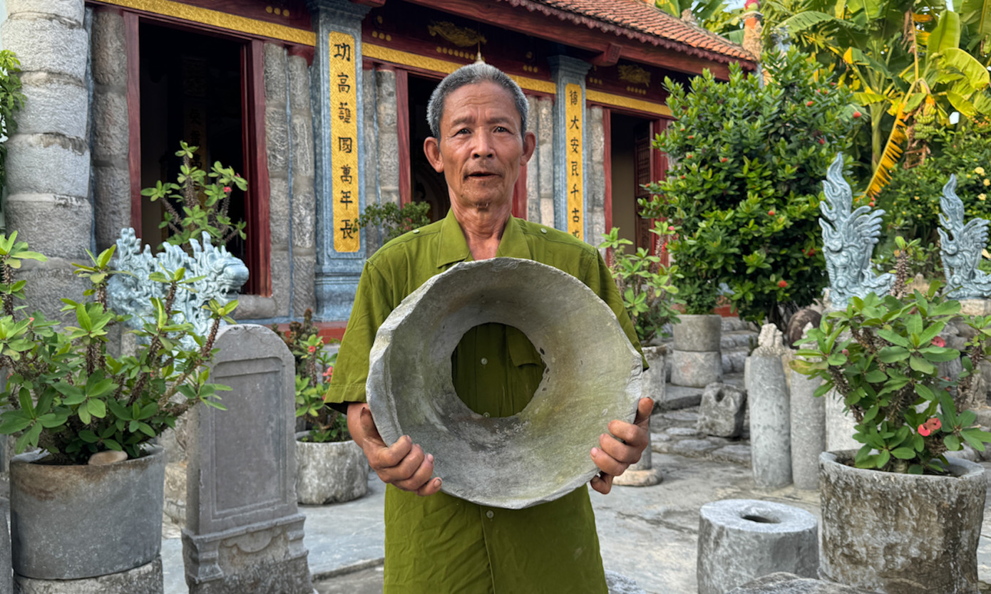 Đây là chiếc cối đá đầu tiên mà ông Nhẫn sưu tập, chiếc cối từng bị lấy mất nhưng sau khoảng 2 năm, ông đã tìm lại được