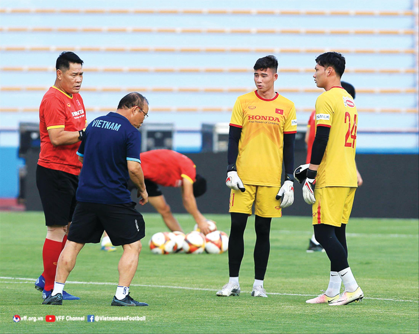 Thầy trò HLV Park Hang-seo sẵn sàng cho chiến dịch bảo vệ ngôi vương. Ảnh: VFF Thầy trò HLV Park Hang-seo sẵn sàng cho chiến dịch bảo vệ ngôi vương. Ảnh: VFF