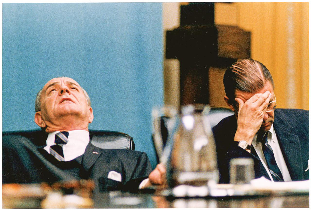 Tổng thống Mỹ Lyndon Johnson và Bộ trưởng Quốc phòng Robert McNamara (phải) tại Nhà Trắng hôm 7/2/1968. Ảnh: Cục Quản lý hồ sơ và lưu trữ quốc gia Mỹ Tổng thống Mỹ Lyndon Johnson và Bộ trưởng Quốc phòng Robert McNamara (phải) tại Nhà Trắng hôm 7/2/1968. Ảnh: Cục Quản lý hồ sơ và lưu trữ quốc gia Mỹ