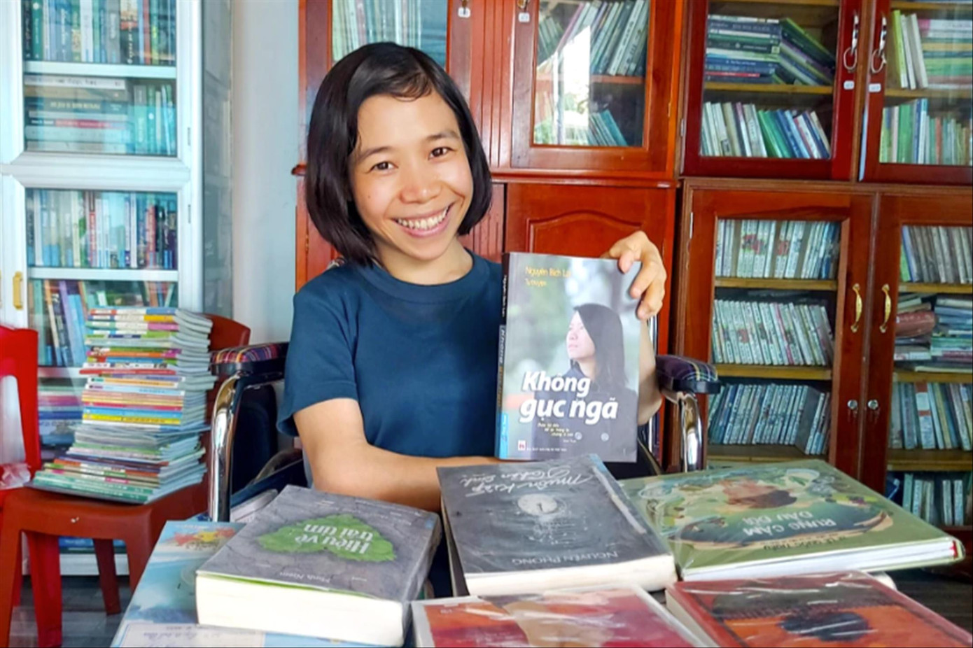 Trần Thúy Nga cùng cuốn sách yêu thích. Trần Thúy Nga cùng cuốn sách yêu thích.