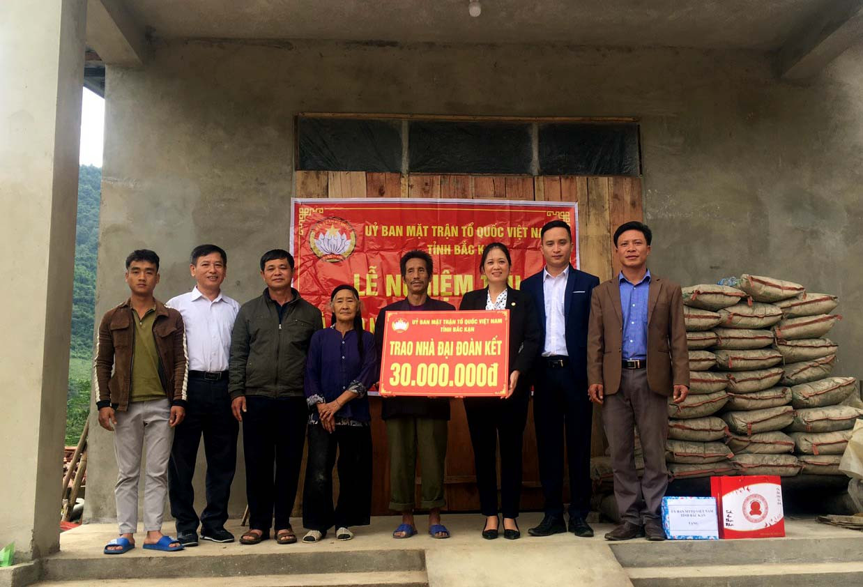 Bàn giao nhà “Đại đoàn kết” cho gia đình ông Lý Phúc Vinh thôn Nà Diếu, xã Hoàng Trĩ, huyện Ba Bể, tỉnh Bắc Kạn