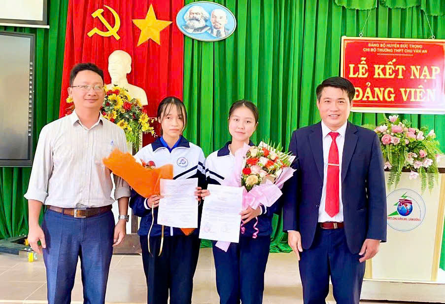 Trường học ở Lâm Đồng tổ chức Lễ kết nạp Đảng cho học sinh Trường học ở Lâm Đồng tổ chức Lễ kết nạp Đảng cho học sinh