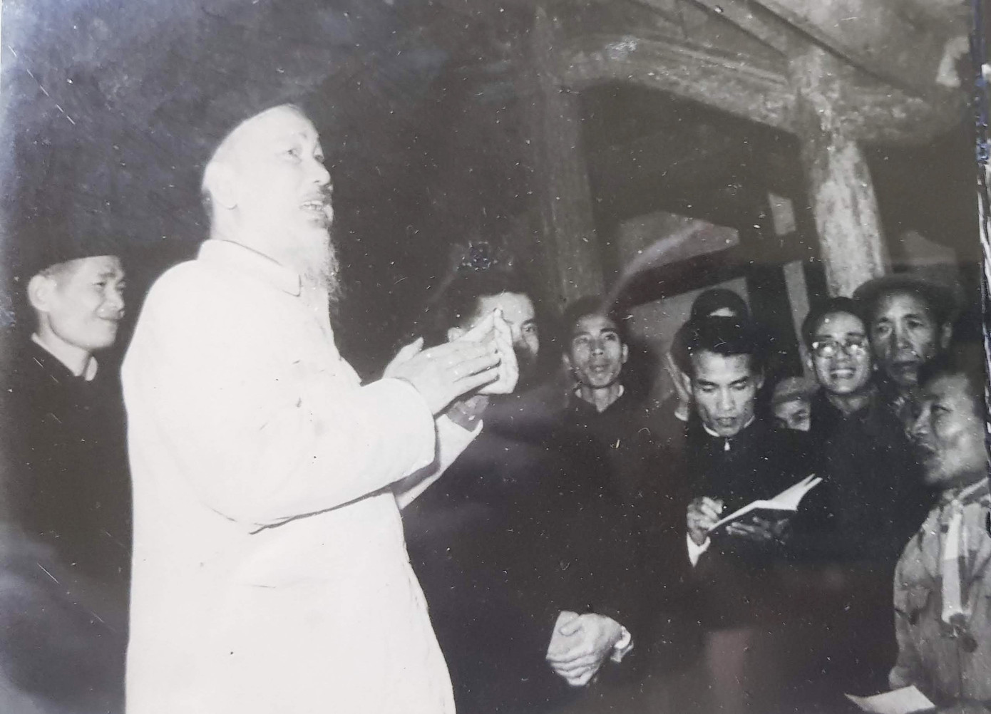 Phóng viên báo Tiền Phong Sơn Tùng (người cầm sổ ghi chép) được gặp Bác Hồ trong lần tác nghiệp ngày mùng một Tết năm Giáp Thìn 1964 tại làng Lỗ Khê (Đông Anh, Hà Nội). (Ảnh: Gia đình nhà văn Sơn Tùng cung cấp).