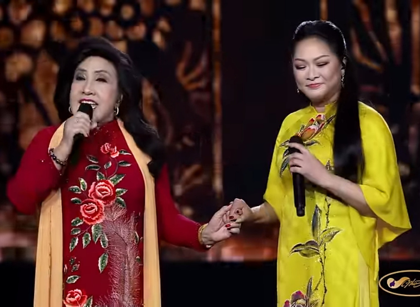 NSND Lệ Thủy và ca sĩ Như Quỳnh hát “Cô gái bán sầu riêng” (tân cổ) NSND Lệ Thủy và ca sĩ Như Quỳnh hát “Cô gái bán sầu riêng” (tân cổ)