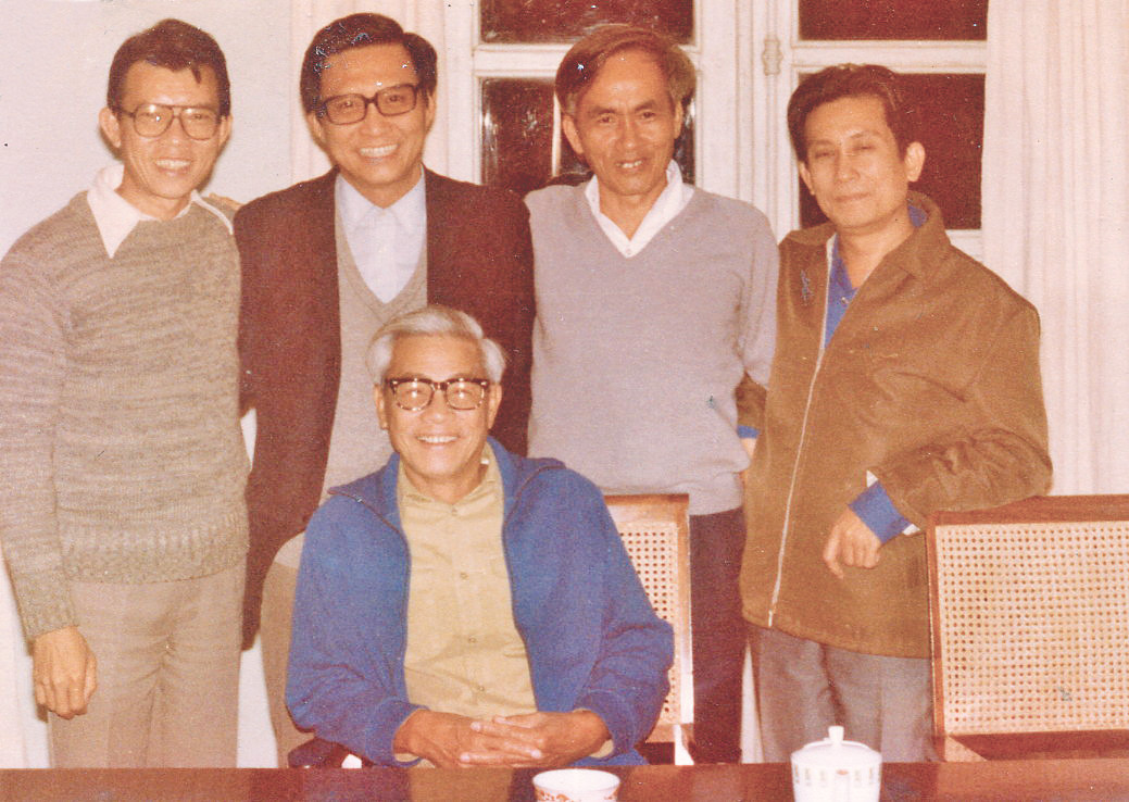 GS. Võ Tòng Xuân và nhóm tư vấn của Thủ tướng Võ Văn Kiệt (ảnh chụp năm 1982) GS. Võ Tòng Xuân và nhóm tư vấn của Thủ tướng Võ Văn Kiệt (ảnh chụp năm 1982)