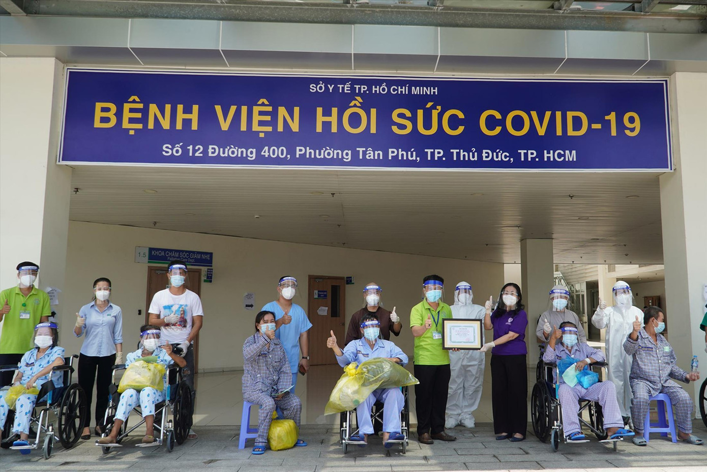 Những bệnh nhân hạnh phúc rời bệnh viện sau khi được hồi sinh Những bệnh nhân hạnh phúc rời bệnh viện sau khi được hồi sinh