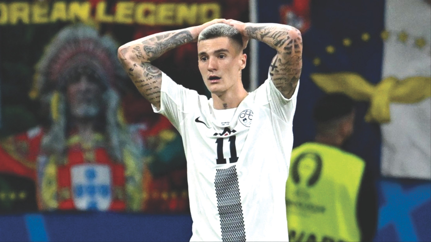 Ánh mắt bàng hoàng của cầu thủ Slovenia sau khi đá hỏng luân lưu ở trận gặp Bồ Đào Nha Ảnh: Getty Images