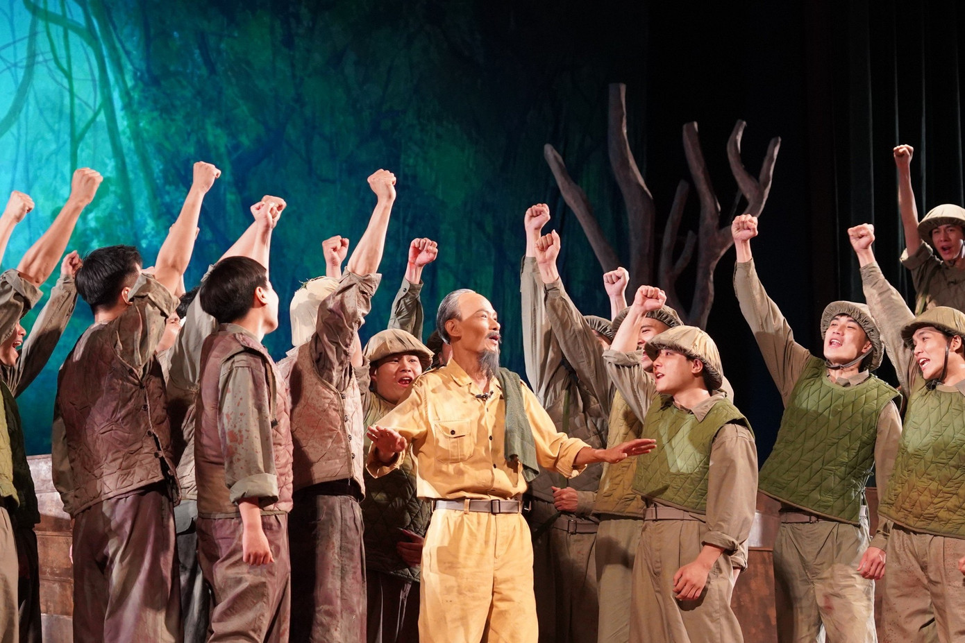 Nghệ sĩ Minh Hải trong vở Đêm trắng tái hiện hình ảnh Bác Hồ Nghệ sĩ Minh Hải trong vở Đêm trắng tái hiện hình ảnh Bác Hồ