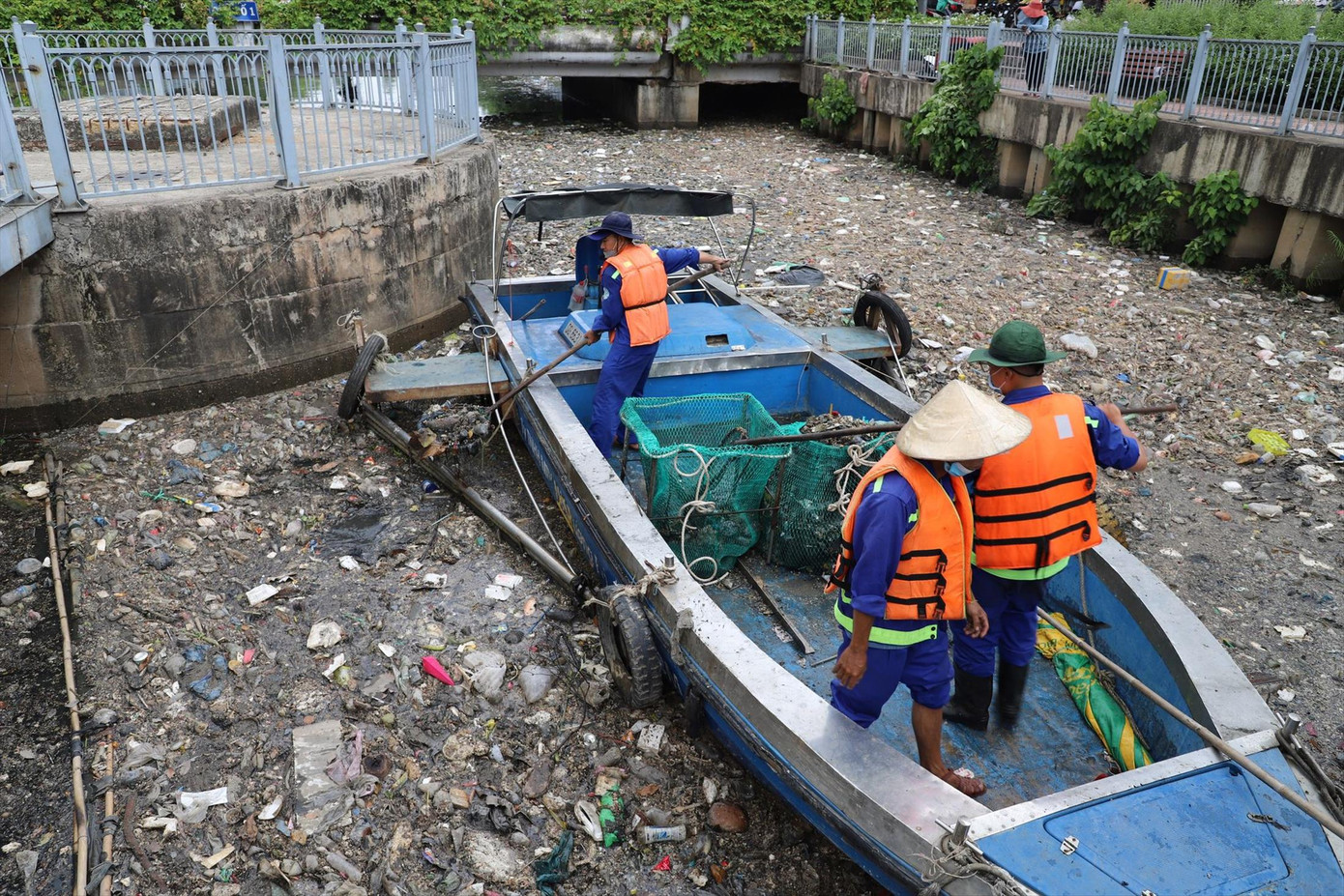 Công nhân vớt rác trên kênh Nhiêu Lộc – Thị Nghè. Ảnh: Hữu Huy