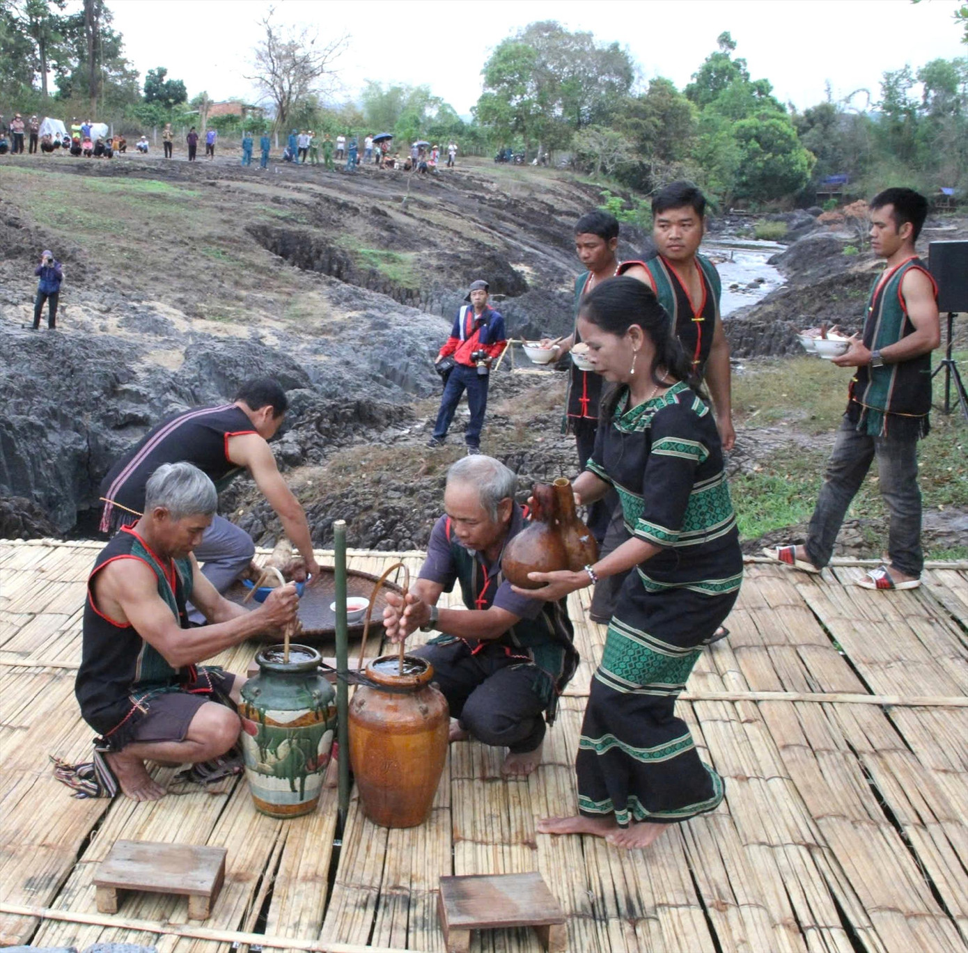 Du khách tìm hiểu, trải nghiệm lễ cúng bến nước của người M’nông Gar