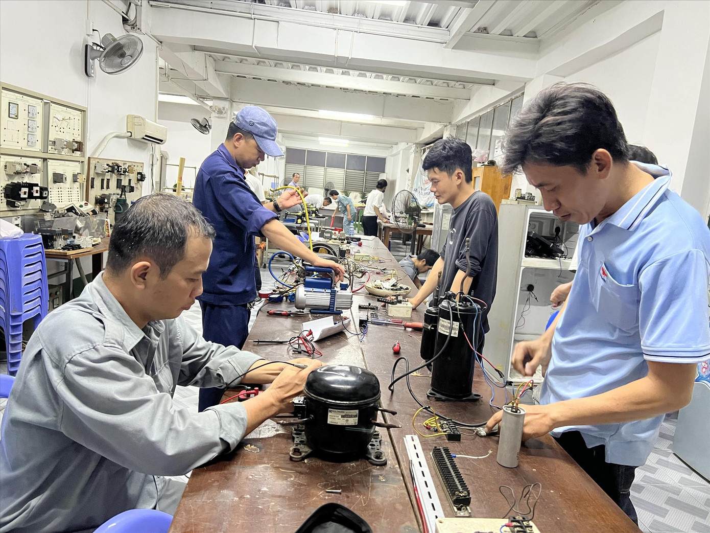 Được đào tạo sửa điện lạnh gia dụng miễn phí, nhiều công nhân Cty Pouyuen có thể kiếm thêm thu nhập từ nghề tay trái ảnh: U.P