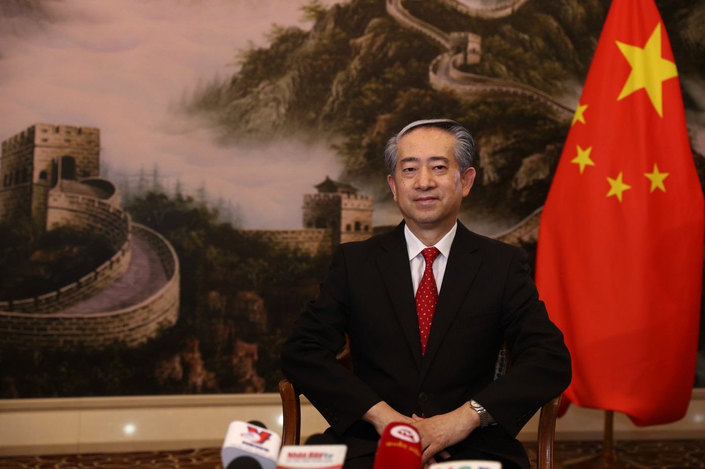 Đại sứ Trung Quốc tại Việt Nam Hùng Ba trao đổi với phóng viên ngày 10/12. Ảnh: Như Ý Đại sứ Trung Quốc tại Việt Nam Hùng Ba trao đổi với phóng viên ngày 10/12. Ảnh: Như Ý