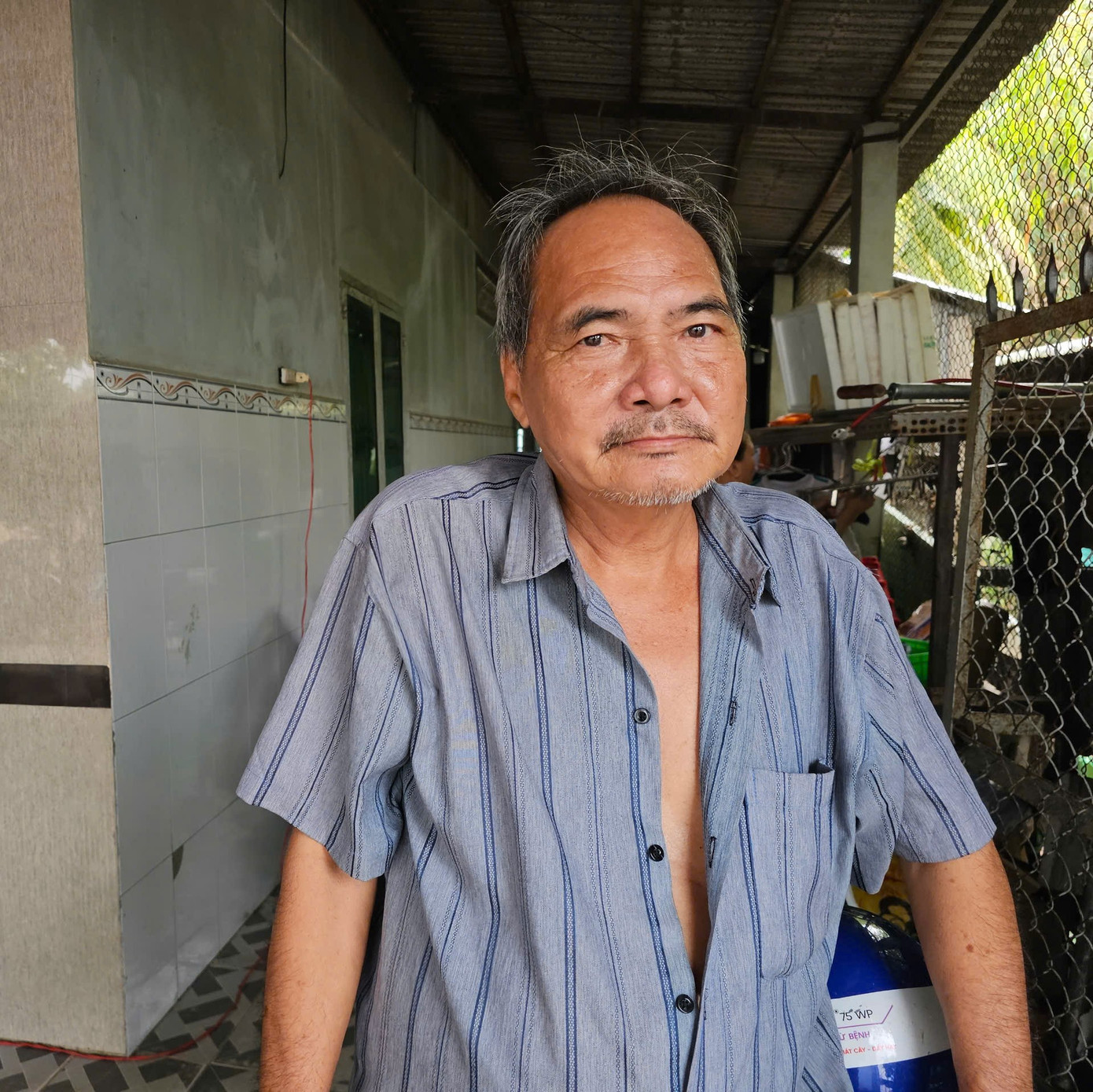 Ông Nguyễn Văn Sáu ở phường Ngã Bảy (TP Ngã Bảy, Hậu Giang) bỏ nghề lên bờ sau khi chợ nổi tan. Ảnh: Hòa Hội