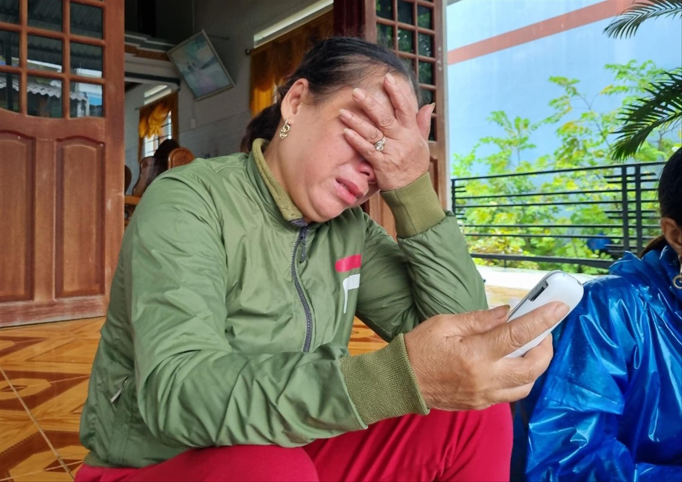 Người thân các tàu gặp nạn lòng như lửa đốt ngóng tin cứu nạn.