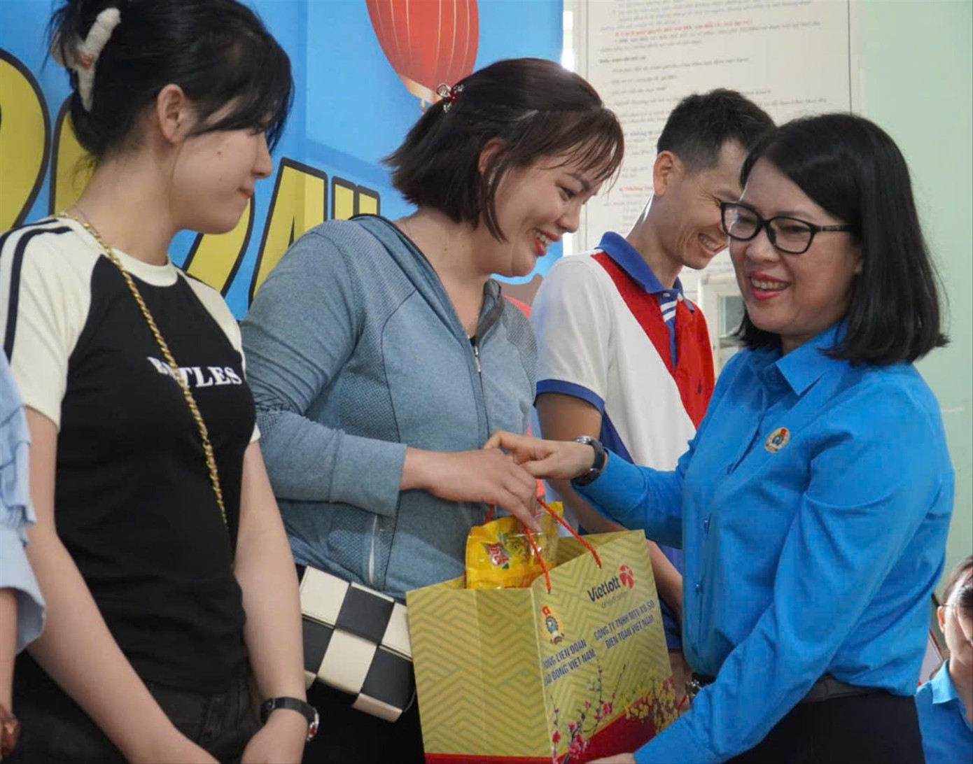 Lãnh đạo LĐLĐ tỉnh Đồng Nai tặng quà Tết 2024 cho người lao động. Ảnh: M.T Lãnh đạo LĐLĐ tỉnh Đồng Nai tặng quà Tết 2024 cho người lao động. Ảnh: M.T