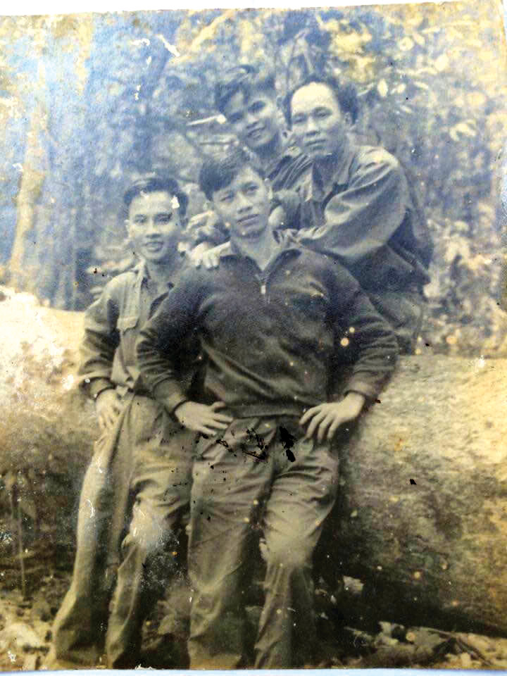 Nhóm phóng viên chiến trường Bình Trị Thiên (ông Thái, 2 tay chống nạnh) Nhóm phóng viên chiến trường Bình Trị Thiên (ông Thái, 2 tay chống nạnh)