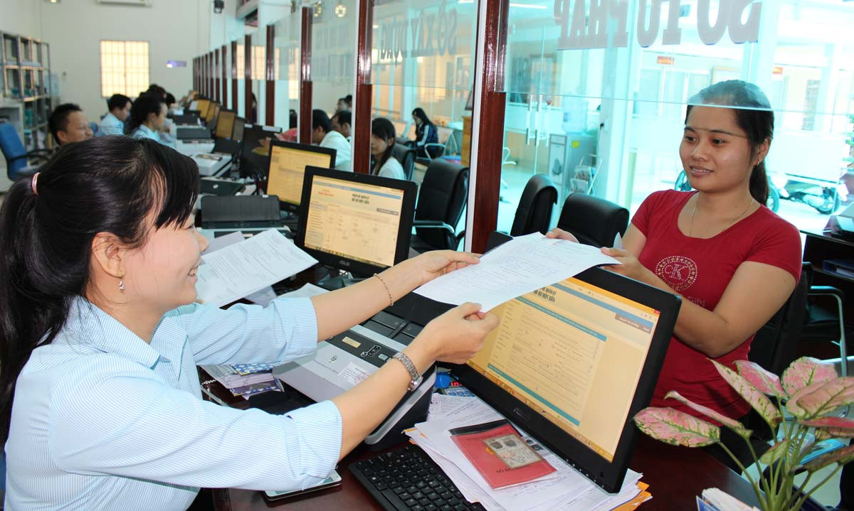 Cán bộ trung tâm hành chính công giải quyết các thủ tục hành chính của người dân Ảnh: Đăng Khoa