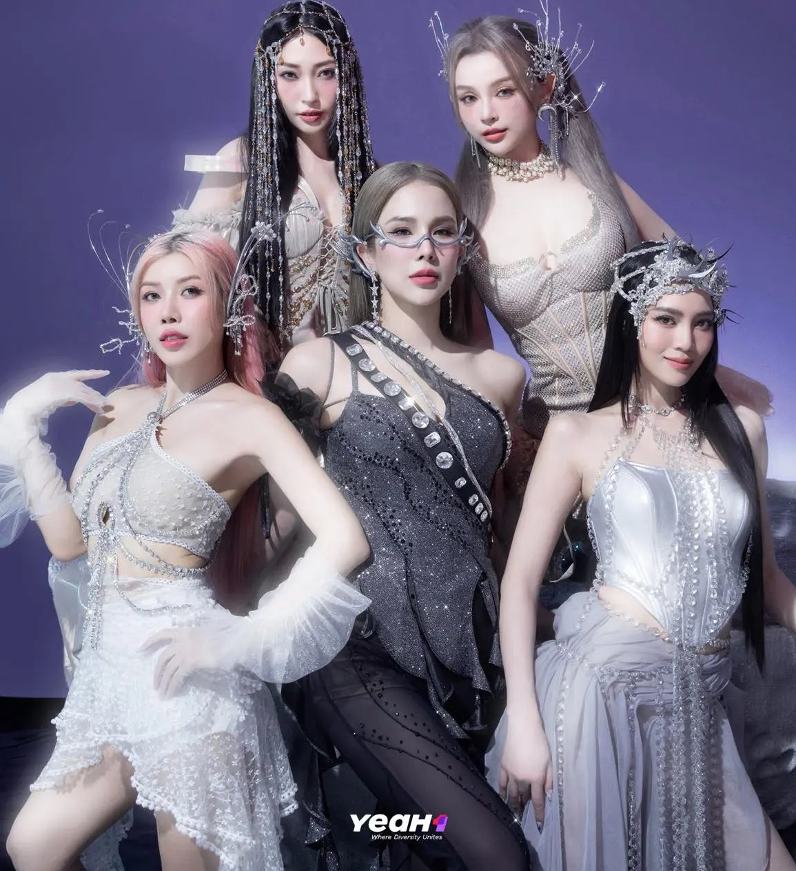 Nhóm nhạc LUNAS hội tụ 5 gương mặt đình đám của showbiz Việt Nhóm nhạc LUNAS hội tụ 5 gương mặt đình đám của showbiz Việt