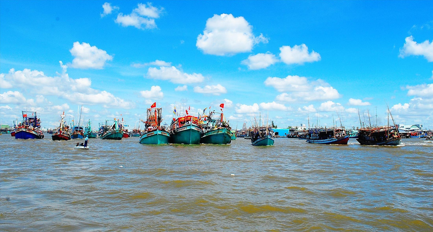 Ngư dân Cà Mau tiếp tục vươn khơi với các tàu công suất lớn, chủ động các thiết bị thông tin, liên lạc để phòng tránh bão dữ Ngư dân Cà Mau tiếp tục vươn khơi với các tàu công suất lớn, chủ động các thiết bị thông tin, liên lạc để phòng tránh bão dữ