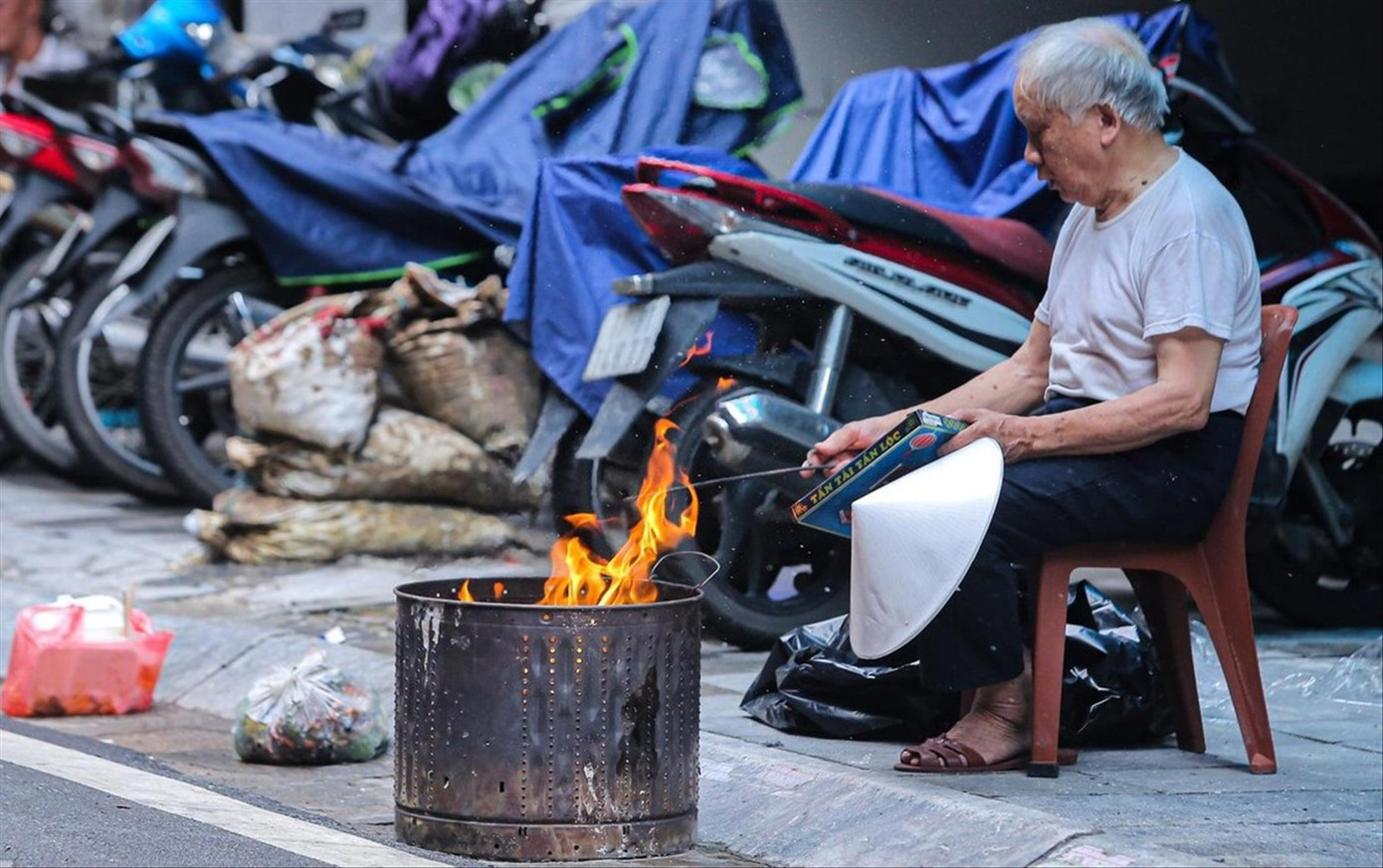 Mâm cúng phô trương, đốt nhiều vàng mã không đúng với tinh thần Phật giáo (Ảnh minh họa) Ảnh: DUY PHẠM Mâm cúng phô trương, đốt nhiều vàng mã không đúng với tinh thần Phật giáo (Ảnh minh họa) Ảnh: DUY PHẠM
