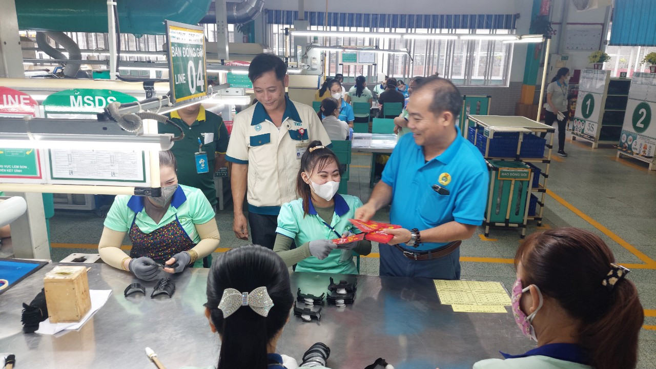 Lãnh đạo công đoàn cơ sở Công ty Taekwang vina gặp gỡ người lao động trong ngày làm việc đầu tiên sau kỳ nghỉ Tết Nguyên đán Lãnh đạo công đoàn cơ sở Công ty Taekwang vina gặp gỡ người lao động trong ngày làm việc đầu tiên sau kỳ nghỉ Tết Nguyên đán