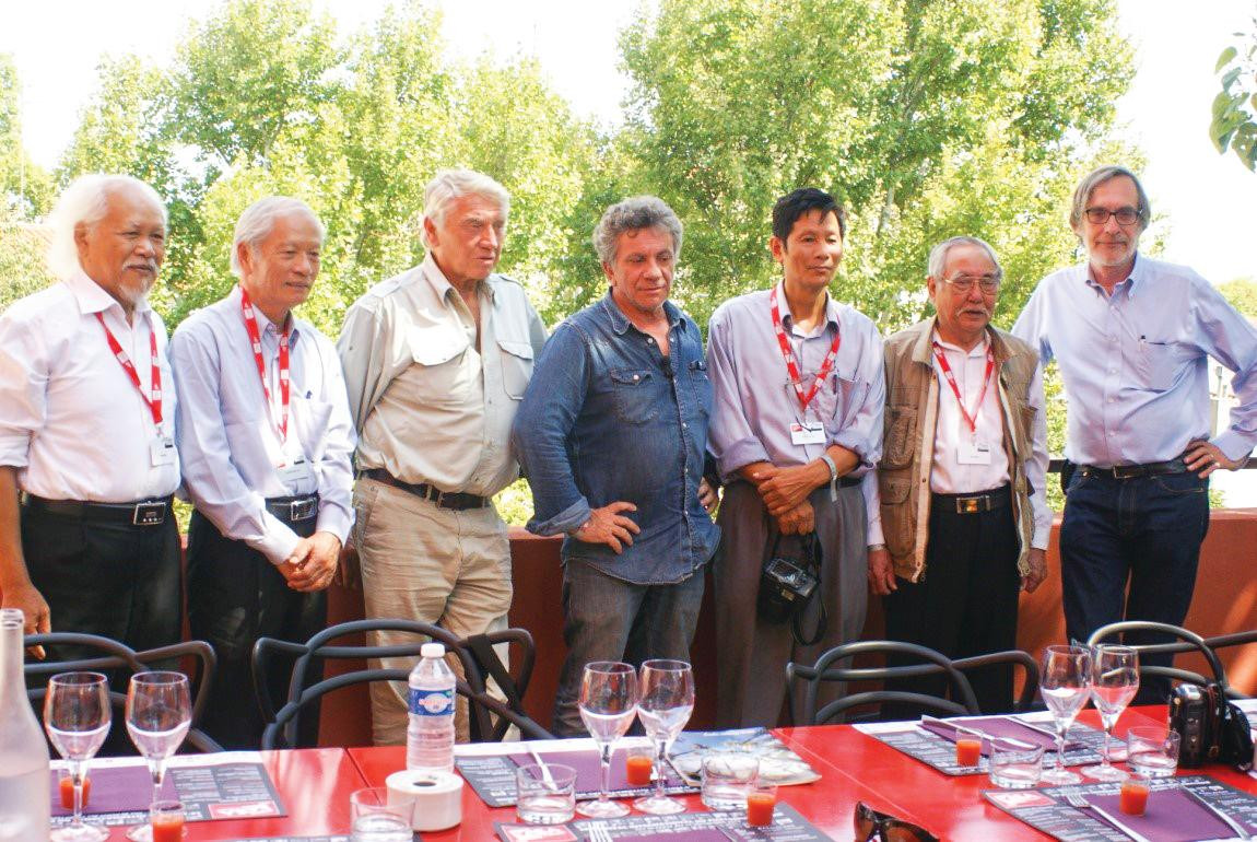 Các nhà nhiếp ảnh của “Hai chiến tuyến” gặp nhau. Từ trái sang Hứa Kiểm, Đoàn Công Tính, Don McCullin, Patrick Chauvel, Chu Chí Thành, Mai Nam, và Jean Francois Leroy. Ảnh: Đào Thanh Huyền