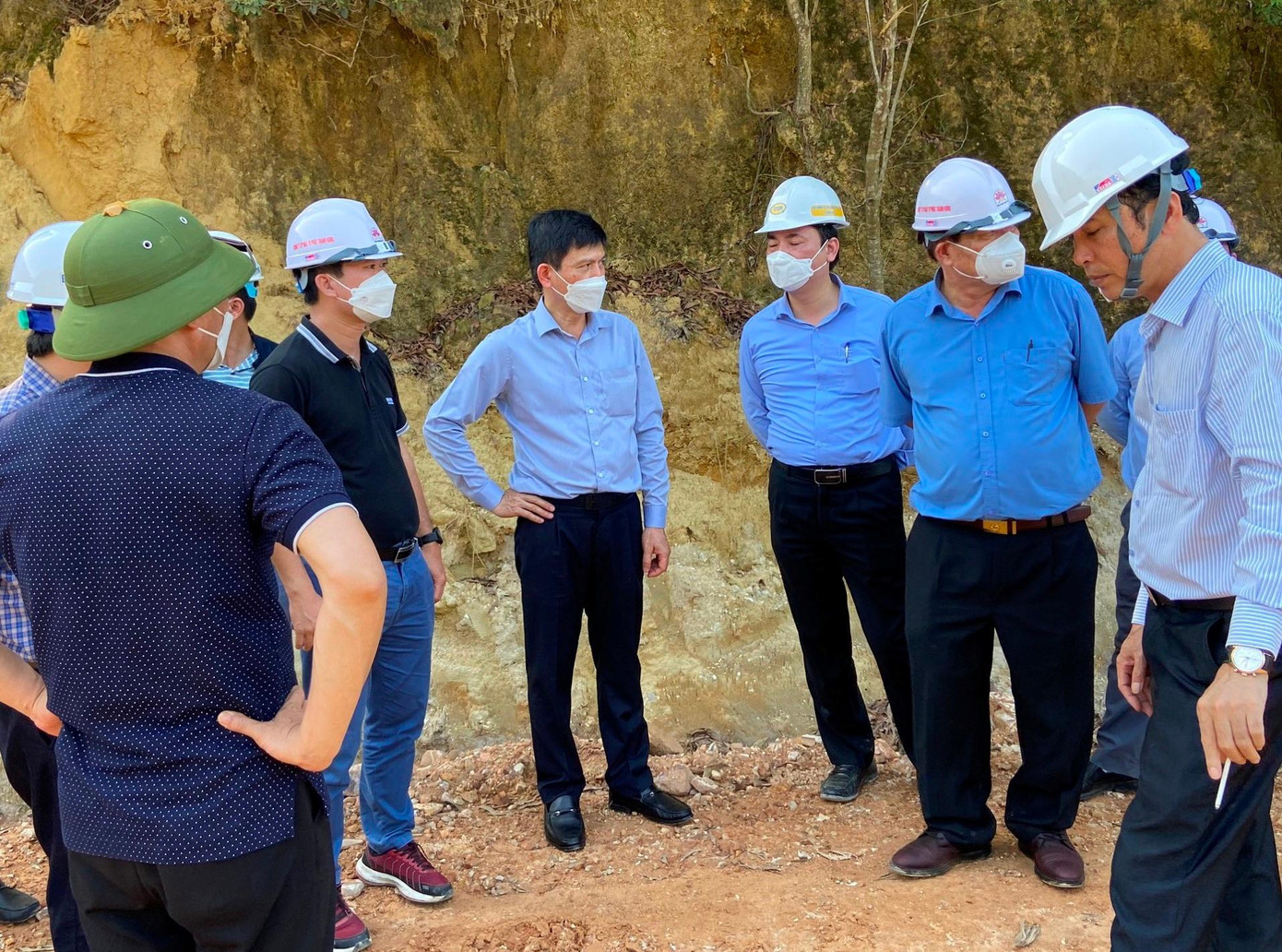 Ông Lê Anh Tuấn, Thứ trưởng Bộ GTVT (đứng giữa) kiểm tra hiện trường dự án Diễn Châu - Bãi Vọt ngày 27/3