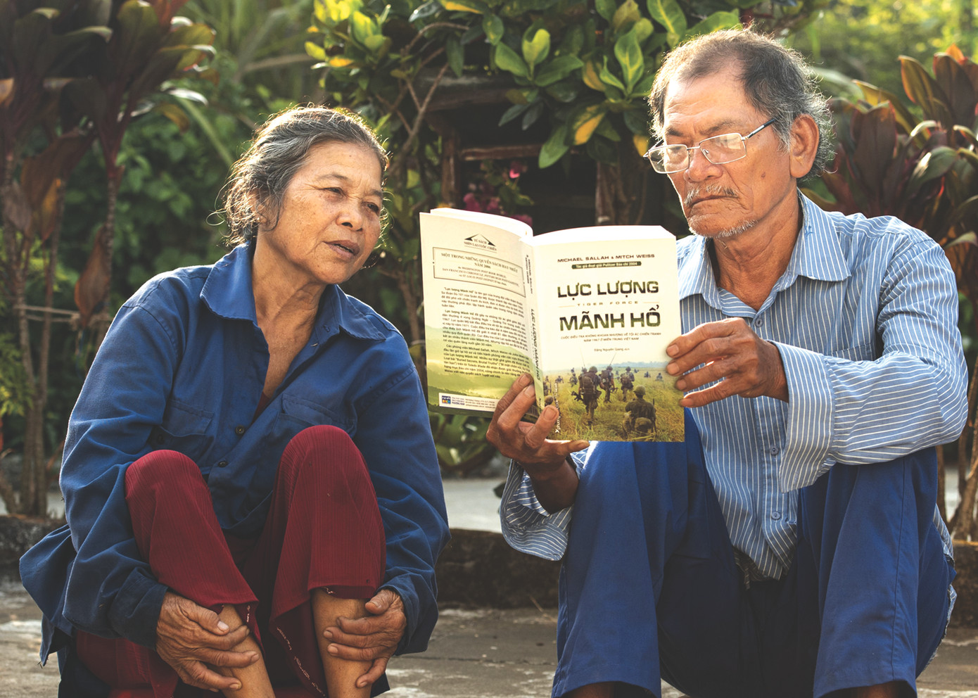 Ông Phạm Trung cùng vợ với cuốn sách nói về lực lượng lính Hàn Quốc từng gây ra thảm sát tại Bình Hòa Ảnh: Văn Chương
