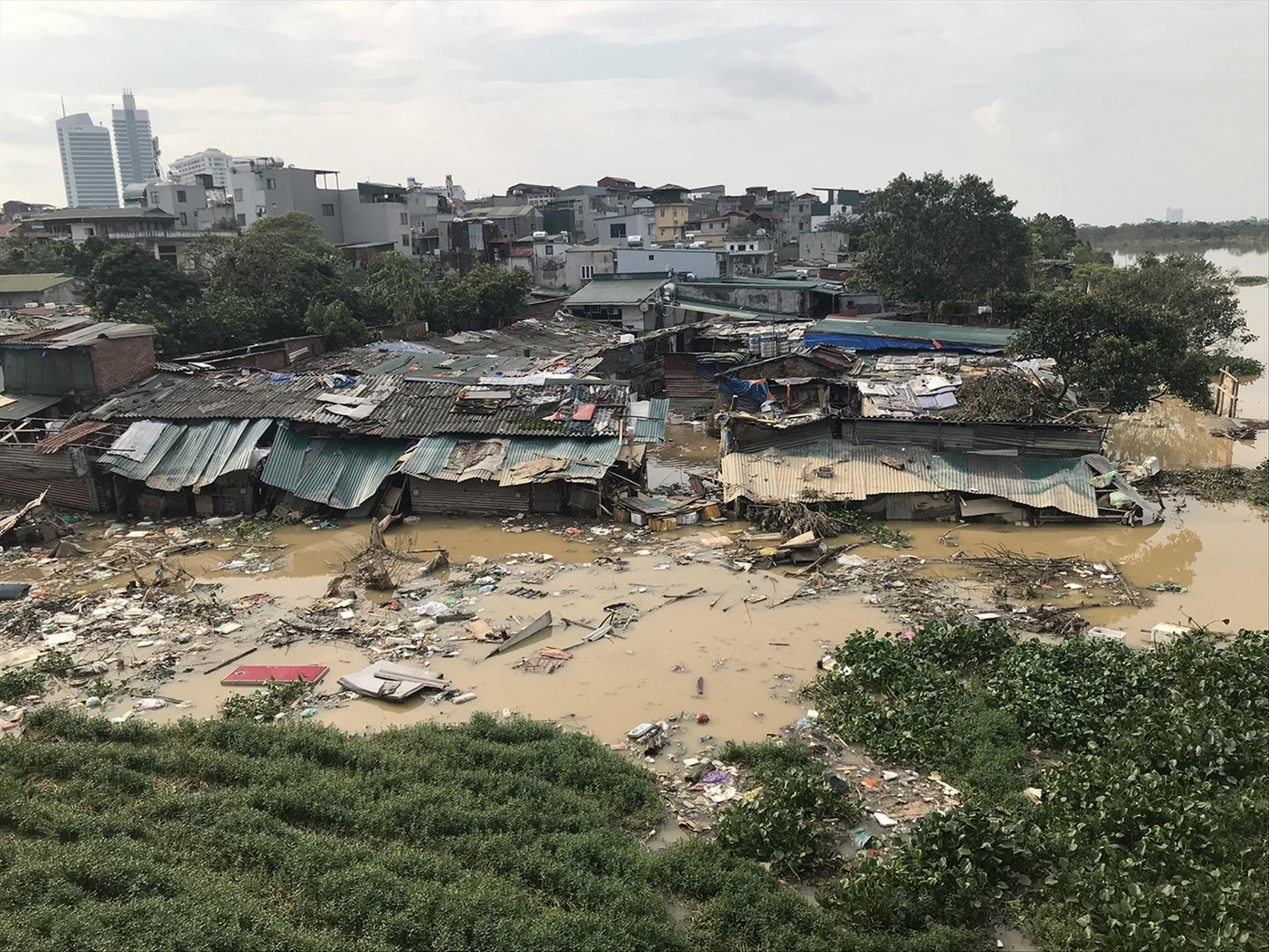 Nhà cửa ven sông Hồng ở gần chân cầu Long Biên ngập trong nước lũ. Ảnh: Trường Phong