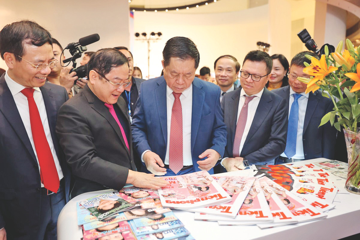 Bí thư T.Ư Đảng, Trưởng Ban Tuyên giáo Trung ương Nguyễn Trọng Nghĩa cùng lãnh đạo bộ, ngành tham quan gian trưng bày của báo Tiền Phong tại Hội báo toàn quốc 2023. Ảnh: Như Ý Bí thư T.Ư Đảng, Trưởng Ban Tuyên giáo Trung ương Nguyễn Trọng Nghĩa cùng lãnh đạo bộ, ngành tham quan gian trưng bày của báo Tiền Phong tại Hội báo toàn quốc 2023. Ảnh: Như Ý