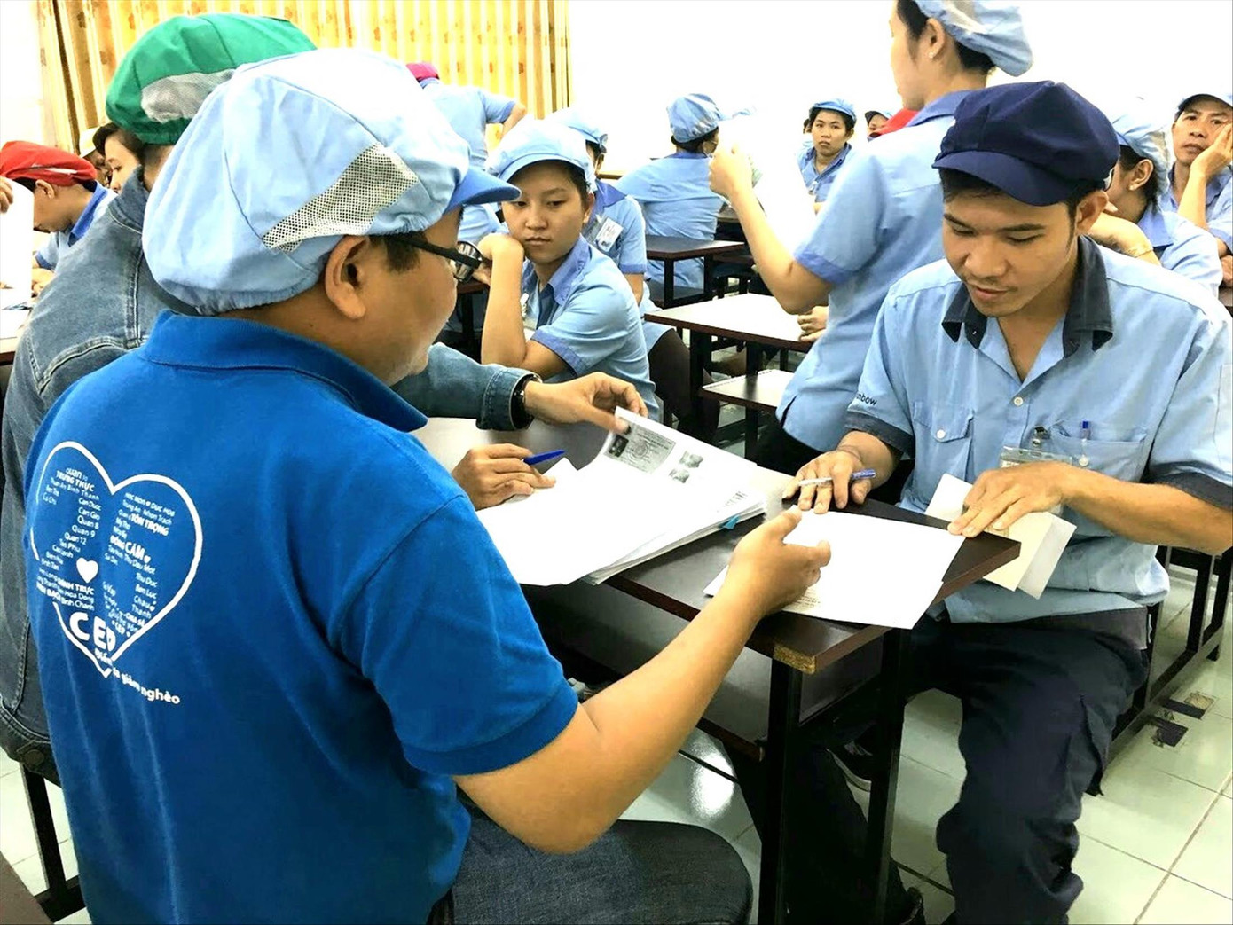 Doanh nghiệp hỗ trợ công nhân vay tiền Ảnh: Đình Hoa