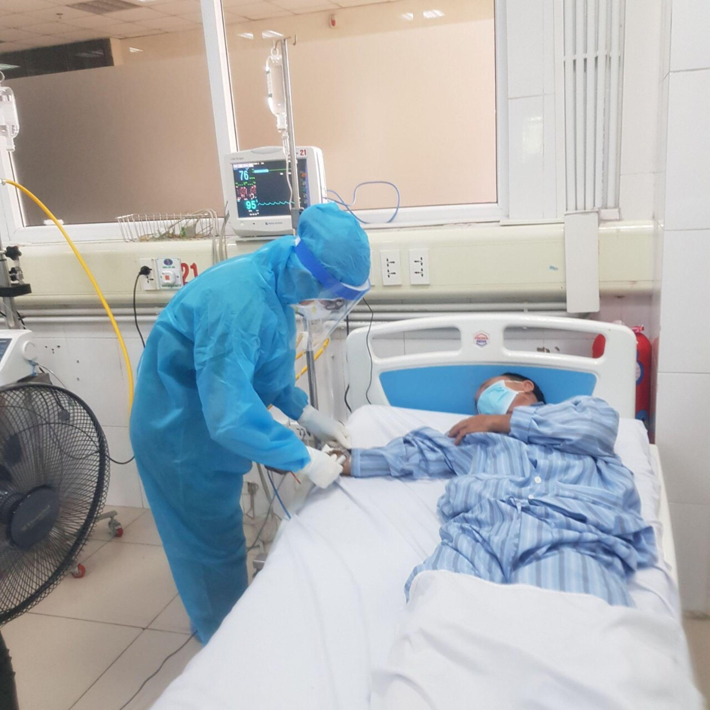 Bệnh nhân COVID-19 đang điều trị hồi sức tích cực