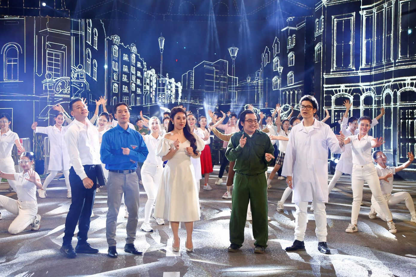 “Vũ khúc ánh sáng-Countdown 2022” được ghi hình thay vì hình thức trực tiếp “Vũ khúc ánh sáng-Countdown 2022” được ghi hình thay vì hình thức trực tiếp