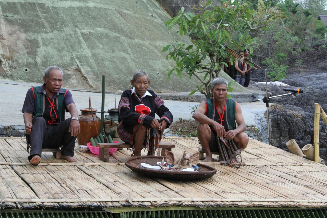 Nghệ nhân ưu tú Y Krai Cil cùng thực hiện lễ cúng bến nước