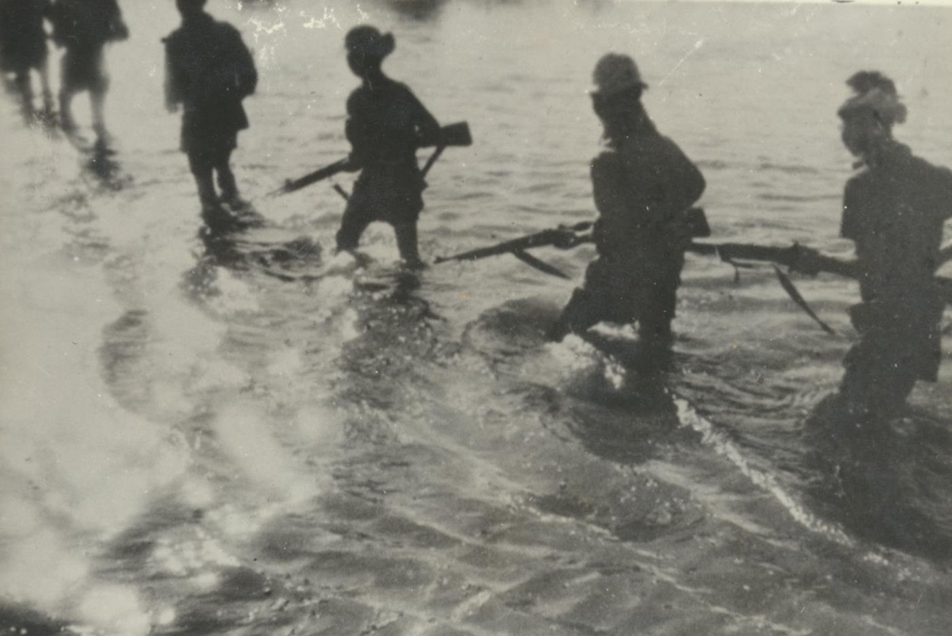 Bộ đội Mộc Hoá (Long An) vượt sông đánh địch (Ảnh: Nguồn Bảo tàng Quân khu 7) Bộ đội Mộc Hoá (Long An) vượt sông đánh địch (Ảnh: Nguồn Bảo tàng Quân khu 7)