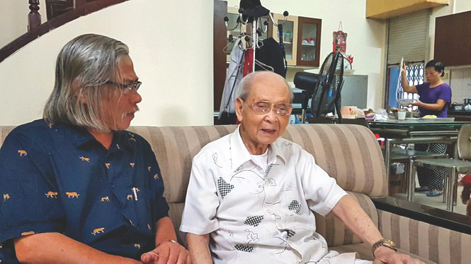 Cụ Bùi Nghĩa (bên phải) và tác giả (năm 2019)