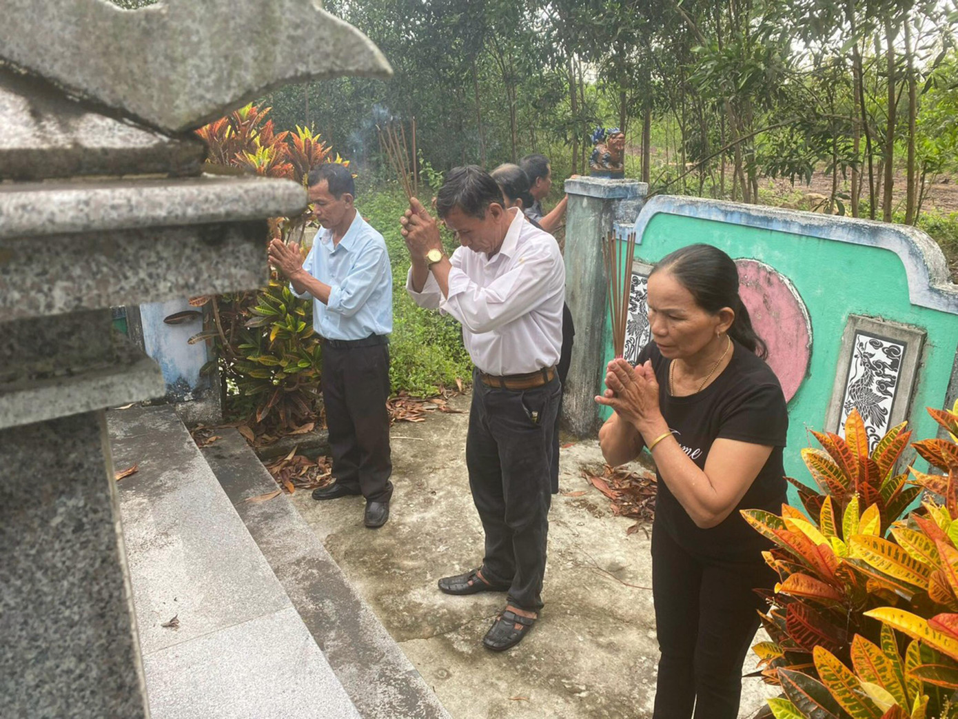 Chị Phúc cùng hai anh Toán và Thông thắp hương mộ ba, mẹ nuôi ở xã Quế Thuận, huyện Quế Sơn, tỉnh Quảng Nam Chị Phúc cùng hai anh Toán và Thông thắp hương mộ ba, mẹ nuôi ở xã Quế Thuận, huyện Quế Sơn, tỉnh Quảng Nam