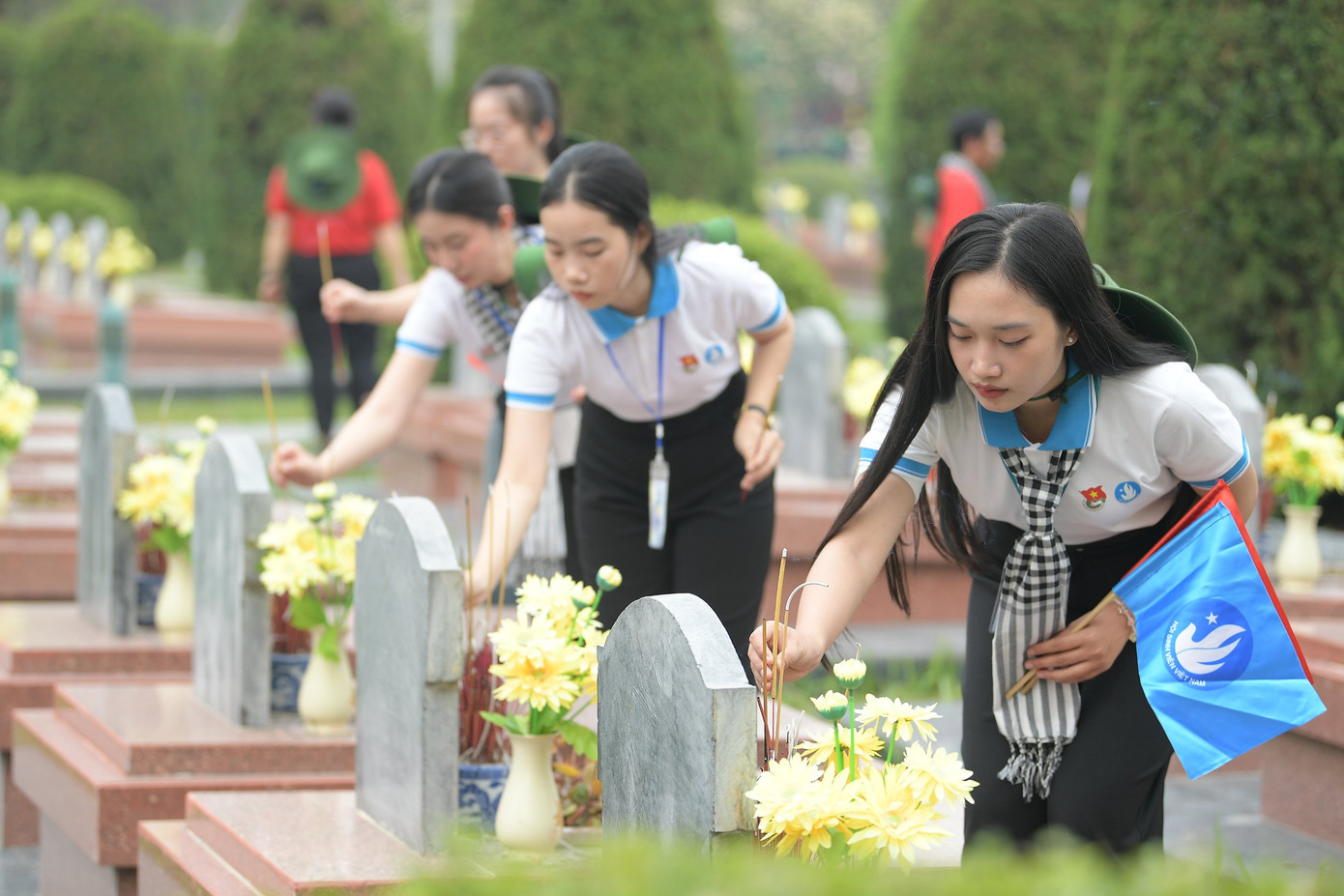 Bạn trẻ thắp hương lên phần mộ các anh hùng liệt sĩ tại Nghĩa trang Liệt sĩ Quốc gia A1. Ảnh: Dương Triều