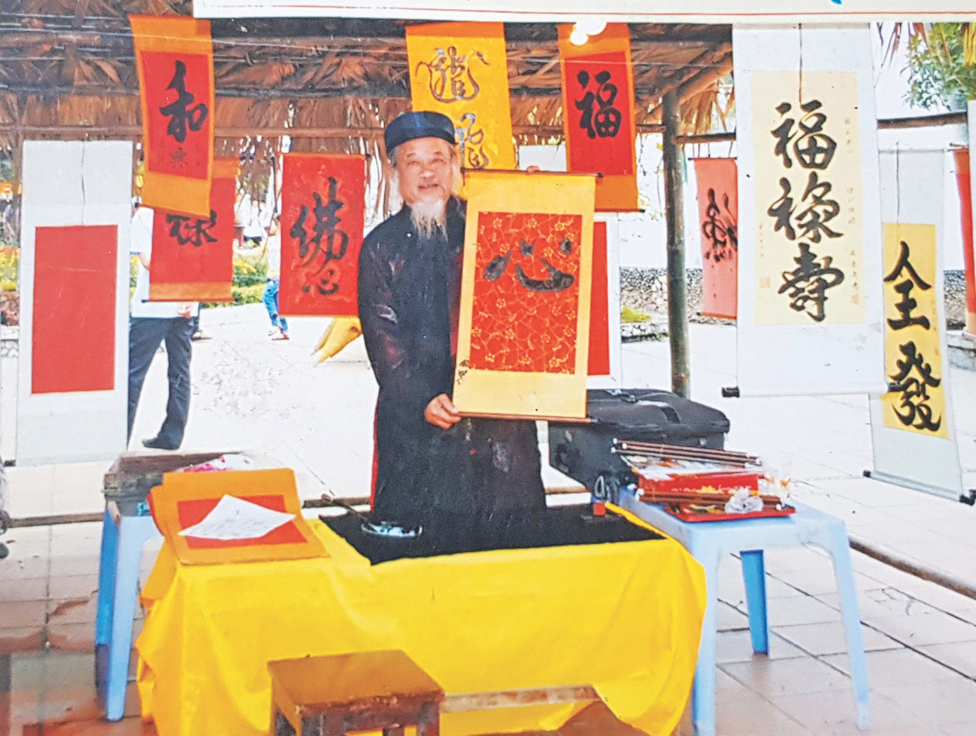 Ông Vũ Ngọc Kỳ trong một cuộc tham gia viết thư pháp. Ảnh nhân vật cung cấp. Ông Vũ Ngọc Kỳ trong một cuộc tham gia viết thư pháp. Ảnh nhân vật cung cấp.