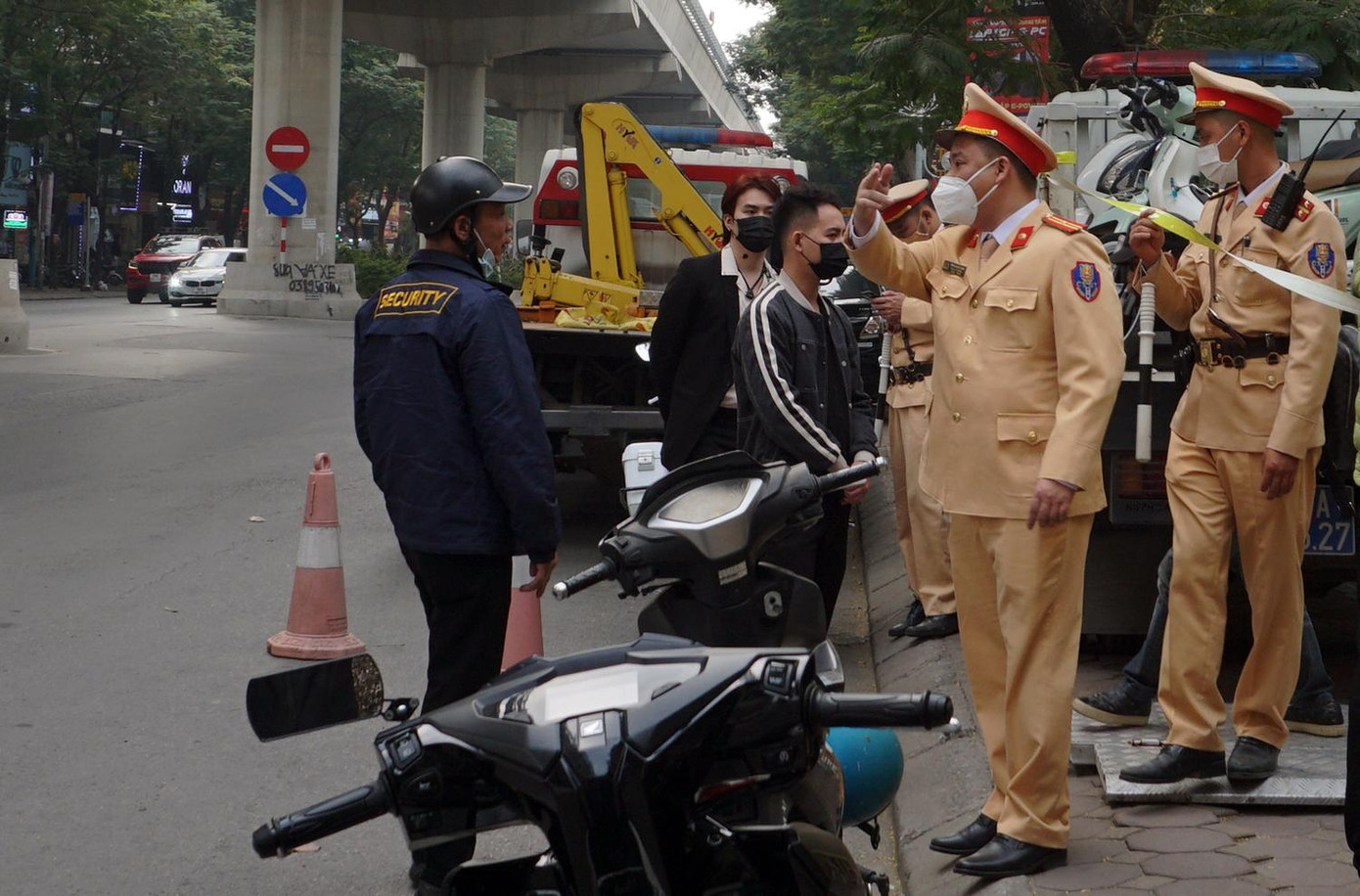 Thiếu tá Chinh kiểm tra xử lý vi phạm trong dịp cận Tết Dương lịch Thiếu tá Chinh kiểm tra xử lý vi phạm trong dịp cận Tết Dương lịch