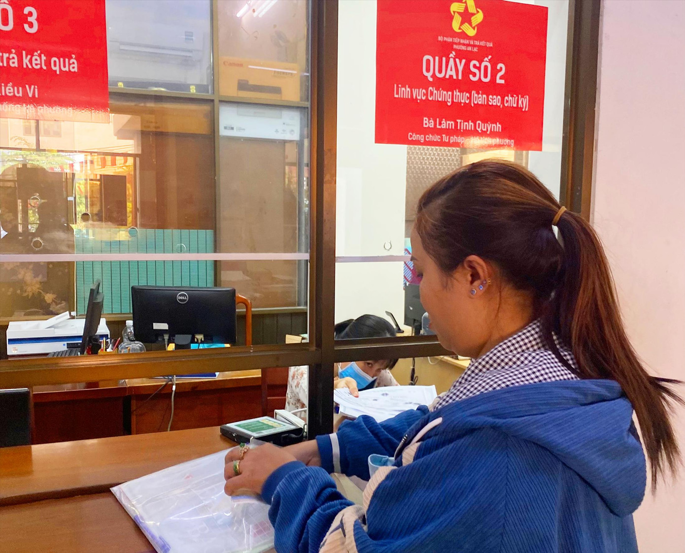 Người dân làm thủ tục hành chính tại UBND phường An Lạc, quận Bình Tân, TPHCM Ảnh: H.H