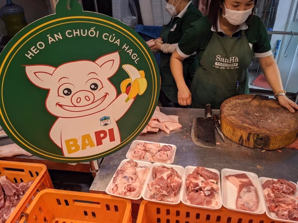 Sản phẩm heo ăn chuối thương hiệu Bapi của HAGL tại Bapi Food. Ảnh: Lê Anh